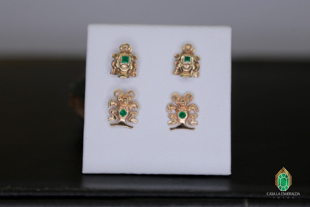 Aretes en oro de 18 kilates con Esmeralda genuina colombiana. Diseño del chamán. Arte Precolombino.
