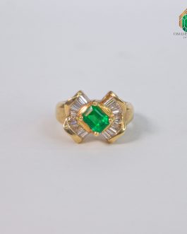 Anillo Oro Amarillo Esmeralda Rectangular en uñas Diamantes Baguet