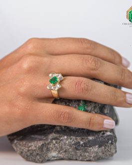 Anillo Oro Amarillo Esmeralda Rectangular en uñas Diamantes Baguet