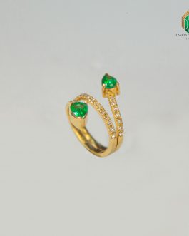 Anillo Oro Amarillo con Dos Esmeralda En Uñas y Diamantes