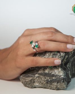 Anillo en oro blanco de 18 kilates con Esmeraldas y diamantes.
