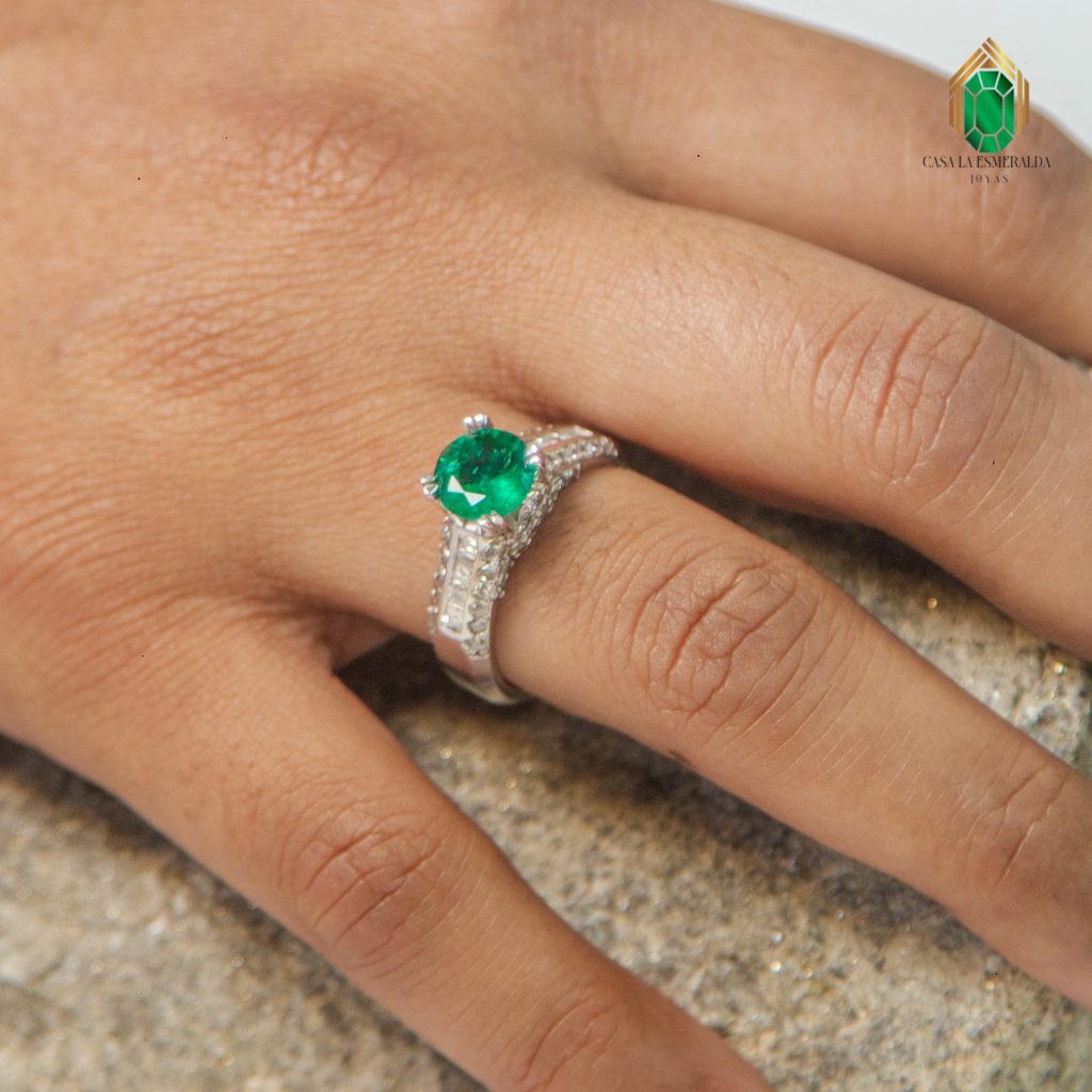 Anillo en oro blanco de 18 kilates
